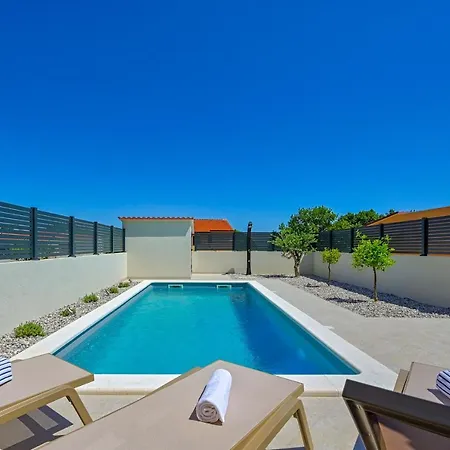 Zala With Private Pool Apartment Ližnjan
