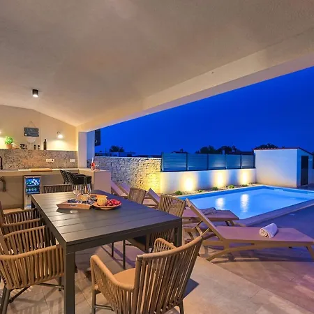 Zala With Private Pool Apartment