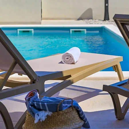 公寓 Zala With Private Pool